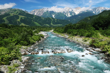 Fototapeta na wymiar 松川越しの八方尾根と白馬三山