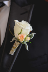 Flor en solapa de chaqueta de novio