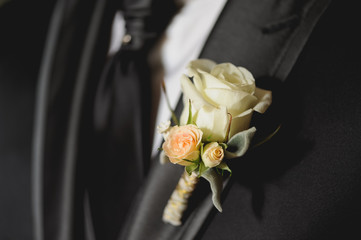 Flor en solapa de chaqueta de novio