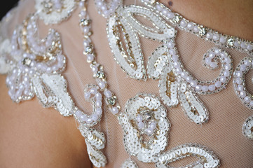 Encaje y piedras preciosas de vestido de novia