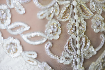 Encaje y piedras preciosas de vestido de novia