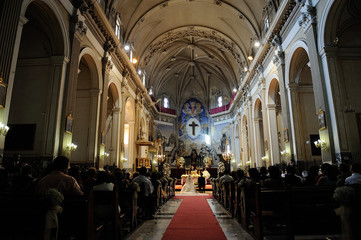 Interior de iglesia católica durante celebración de boda