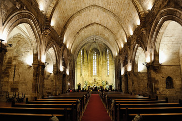 Interior de iglesia católica durante celebración de boda