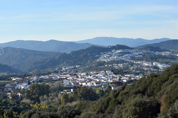 Fototapeta na wymiar Típico pueblo español entre montes en Andalucia dentro de España