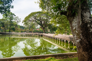 Parque repleto de plantas em Yangon, Myanmar.