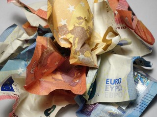 zerknüllte Geldscheine in Nahaufnahme Zehner Zwanziger Fünfziger Euro