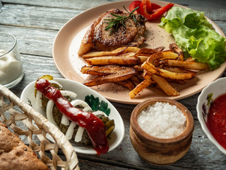 Pork loin with onion, pepper, garlic and vegetables