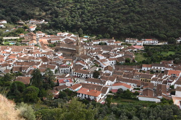 Fototapeta na wymiar Pueblo típico de Andalucía entre montes