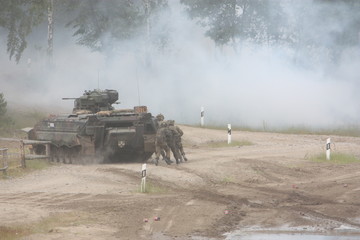 Fototapeta na wymiar Militär Fahrzeug Bundeswehr im Einsatz