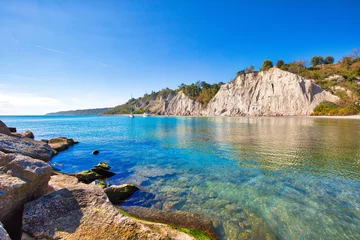 Zelfklevend Fotobehang Toronto, Scenic Scarborough Bluffs facing Ontario lake shore © eskystudio