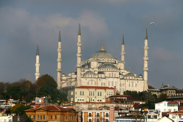Obraz premium Looking Blue mosque Sultanahmet through the bosporus - famous landmark in Istanbul