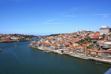 Naklejka na ściany i meble Porto Portugal Eine Bergstadt mit vielen bunten Häusern am Fluss