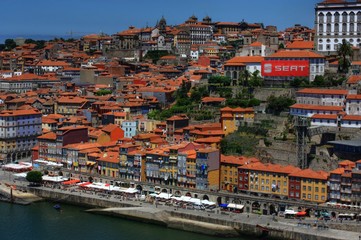 Fototapeta na wymiar Porto Portugal Eine Bergstadt mit vielen bunten Häusern am Fluss