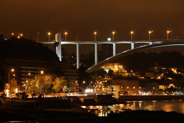 Fototapeta na wymiar Beleuchtete Brücke bei Nacht in Portugal