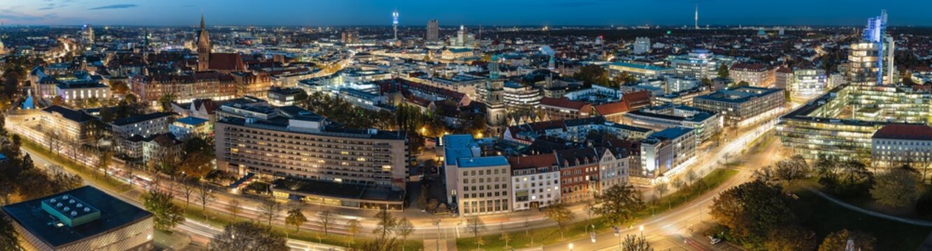 Panorama von Hannover Innenstadt an einem Abend bei sch&ouml;nen Wetter