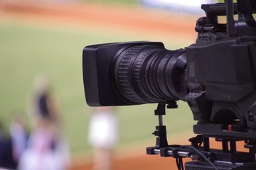 Close-up picture of a professsional tv camera with a blurry background.
