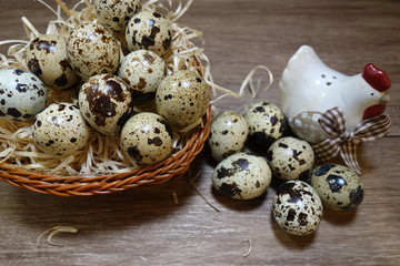 Obraz premium Quail eggs in a basket - Easter composition.Easter Tradition - Selective focus