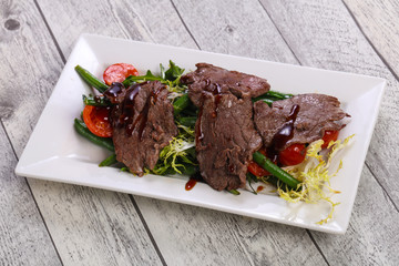 Roastbeef salad with green beans