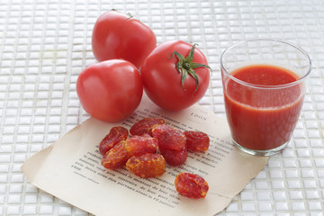 いろいろなトマトの使い方トマトとトマトジュースと塩トマト