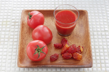 いろいろなトマトの使い方トマトとトマトジュースと塩トマト