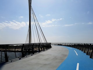 Bridge separated in two to ensure smooth and safe circulation of bicycles and pedestrians. Cycle track clearly identified in blue color on the bridge.