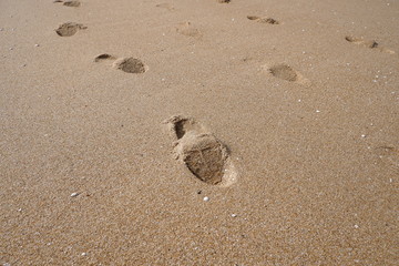 Fototapeta na wymiar 福岡西区海岸砂浜と足跡