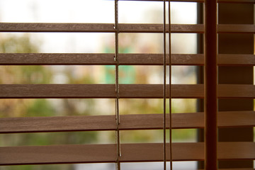 窓・木製のブラインド