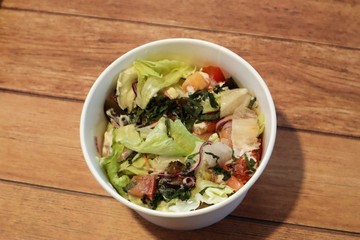 暑い夏に嬉しいヘルシーでさらりと食べられるサラダうどんです