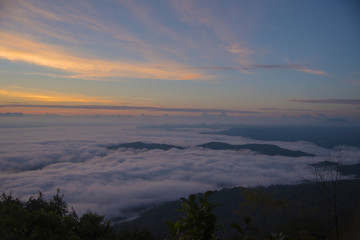 Obraz premium morning and sunrise on the winter season over the mountain layer at chingmai , thailand.