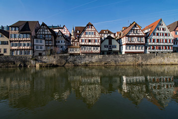 Fototapeta na wymiar Tolle Spiegelung der Fachwerkhäuser der Altstadt von Schwäbisch Hall im Fluss Kocher Baden-Württemberg, Deutschland 