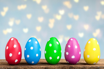 bunte Ostereier vor Herzhintergrund