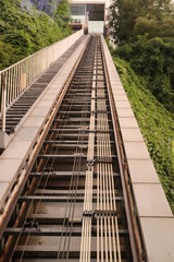 Lifting mechanism of open diagonal lift