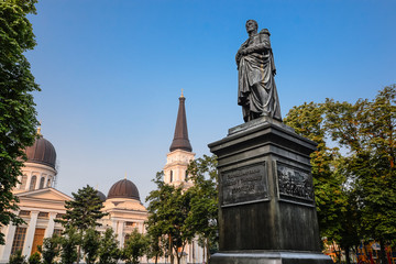 Obraz premium The Statue of Graf Vorontsov near The Transfiguration Cathedral in Odessa, Ukraine