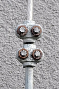 earthing clamp and lightning conductor