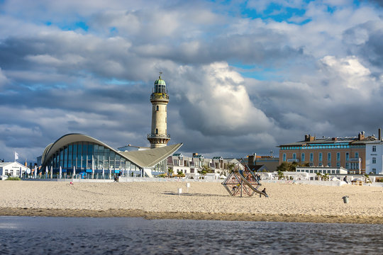 Warnem&uuml;nde Strand im Fr&uuml;hjahr, Teepott, Leuchtturm, Mecklenburg Vorpommern, Rostock