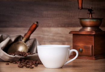 Obraz na płótnie Canvas coffe cup and old coffee grinder