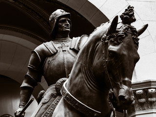 Fototapeta na wymiar Statue of a medieval knight