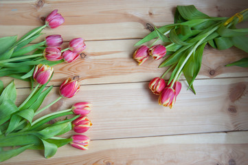 many tulips on the table above