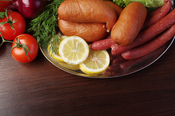 Sausages and sausage, lemon, tomatoes and parsley