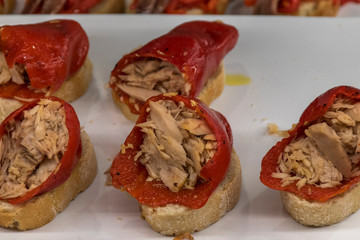 Close up, bread, papper and tuna tapa