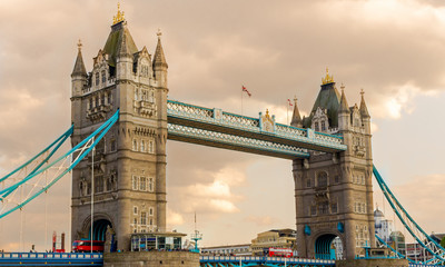 Beautiful day with amazing colors visiting the Tower Bridge - London, England © Kleber