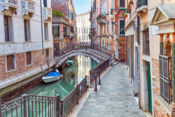 Fototapeta na wymiar Narrow Streets of Venice