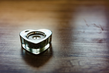 Vela apagada por el aire un soplido saliendo humo del corazón