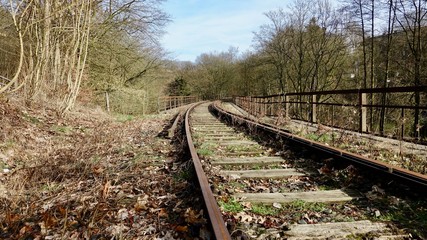 Alte Eisenbahnschienen führen in die Ferne