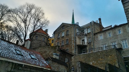 Naklejka premium stare domy z oknami wychodzącymi na średniowieczne uliczki