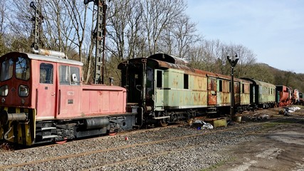 Fototapeta premium Alte ausrangierte Lokomotive, Eisenbahn auf Abstellgleis