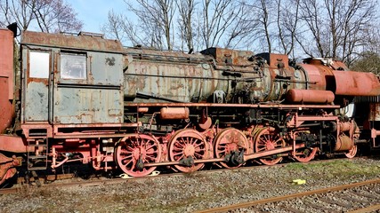 Alte ausrangierte Lokomotive, Eisenbahn auf Abstellgleis