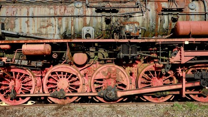 Alte ausrangierte Lokomotive, Eisenbahn auf Abstellgleis