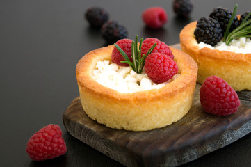 tartlets with cottage cheese and berries. cheesecake.