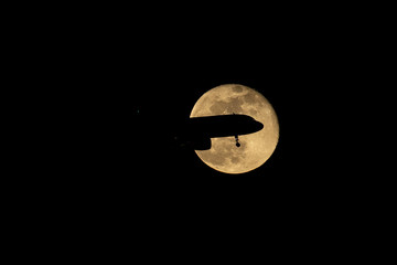Aircraft passing the supermoon.